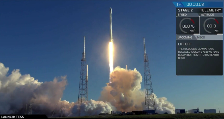Ракета Falcon 9 выводит в космос обсерваторию TESS. Фото: SpaceX