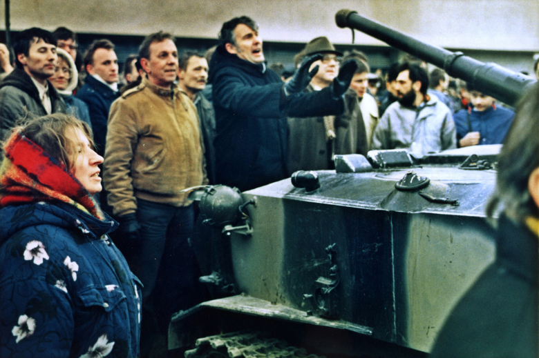 Протестующие блокируют советский танк у Дома печати в Вильнюсе