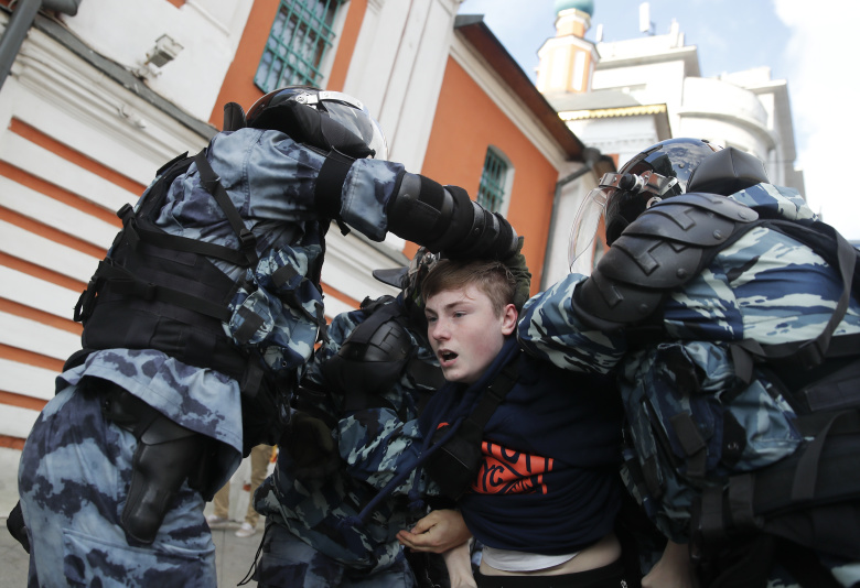 Задержания во время митинга на проспекте Сахарова. Фото: Maxim Shemetov / Reuters