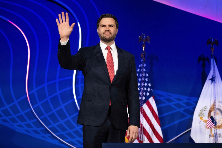 Вашингтон, 18 марта 2025 года. Вице-президент США Дж. Д. Вэнс приветствует участников Саммита американского динамизма перед своим выступлением о поддержке американской промышленности и рабочих