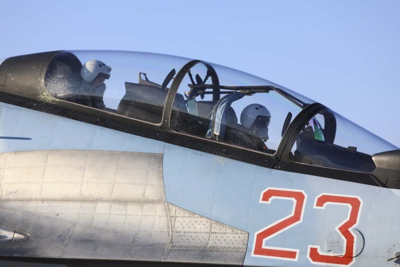 Молодые пилоты авиационной части Восточного военного округа выполнили тренировочные полеты на многоцелевых истребителях Су-30СМ для допуска к самостоятельному пилотированию, 30 ноября 2021 года. Фото: MOD Russia / Global Look Press