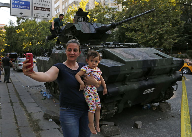 Селфи на фоне захваченного танка. Анкара.