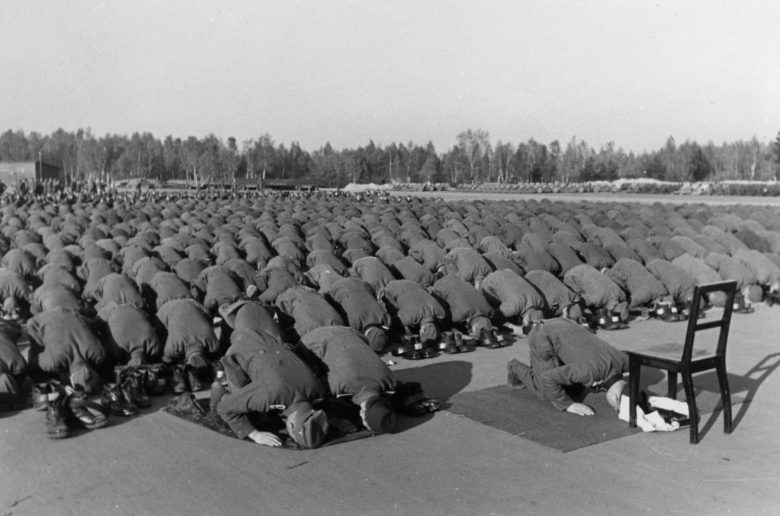 Мусульманские новобранцы СС во время намаза, 1943 г.