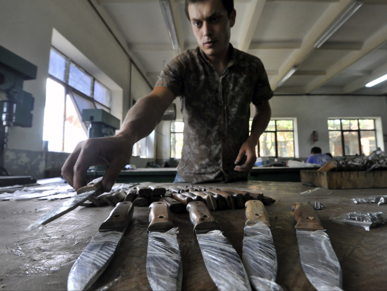 Изготовление ножей в компании ООО ПП «Кизляр». Фото: Дмитрий Рогулин / ТАСС