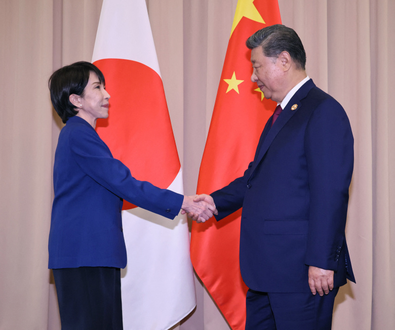 Президент Китая Си Цзиньпин с премьер-министром Японии Санаэ Такаичи в Кёнджу, Южная Корея, 31 октября 2025 года