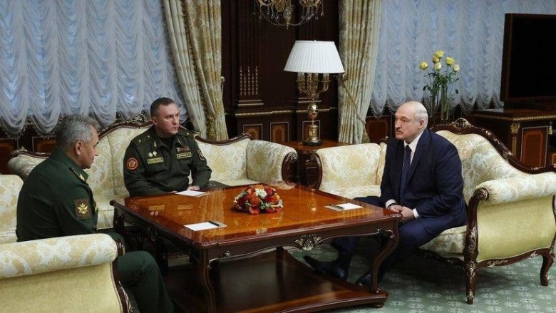 Сергей Шойгу, министр обороны Беларуси Виктор Хренин и Александр Лукашенко в Минске