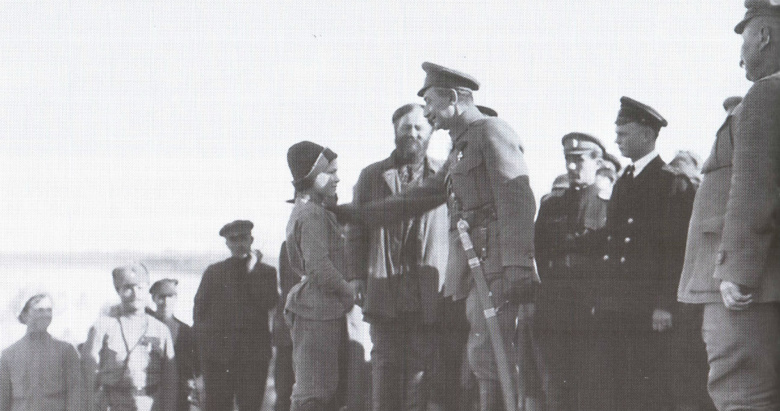 Александр Колчак во время поездки на фронт с сыном полка, 1919 год. Фото: wikipedia.org