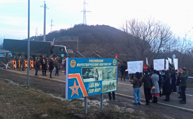 Манифестанты перед базой российских миротворцев в Нагорном Карабахе