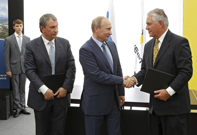 Игорь Сечин, Владимир Путин и Рекс Тиллерсон на церемонии подписания соглашения между "Роснефтью" и ExxonMobil, 2012 год.