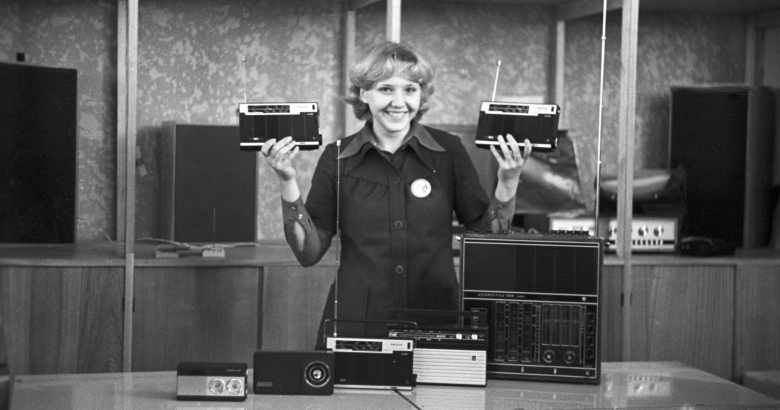 Транзисторные радиоприемники магазина "Радиотехника", 1980. Фото: В. Бекер / РИА Новости