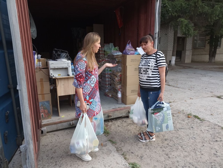 Волонтер Юлия Немчинова (слева) помогает беженцам