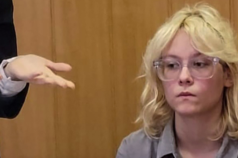 Певица Диана Логинова (Наоко), 18 лет, задержанная после публичного исполнения песен "иноагентов"