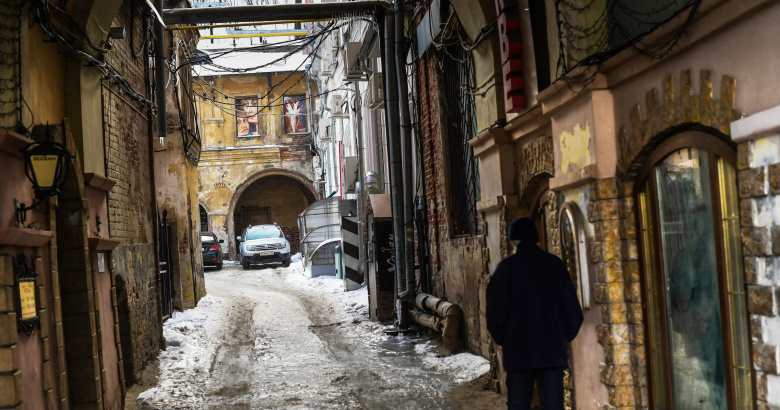 Прохожий на одной из улиц Нижнего Новгорода. Фото: Алексей Куденко / РИА Новости