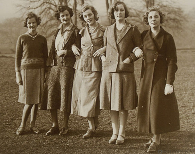 Сестры Митфорд в 1935 году. Слева направо: Джессика, Нэнси, Диана, Юнити и Памела. Младшая сестра Дебора на снимке отсутствует.