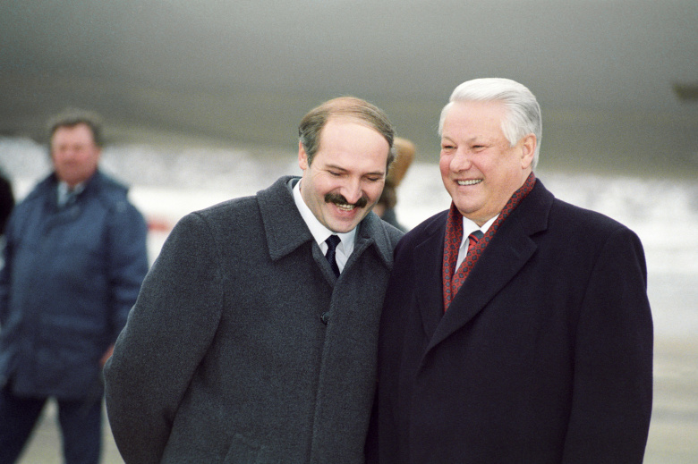 Борис Ельцин и Александр Лукашенко во время встречи на аэродроме. 1995 год.