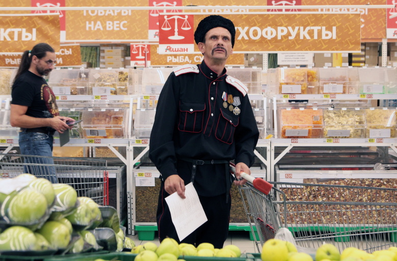Казак во время рейда по выявлению санкционных товаров в «Ашане». Фото: Сергей Коньков / ТАСС