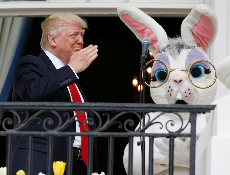 Президент Дональд Трамп и пасхальный кролик в Белом доме, Вашингтон, 17 апреля 2017. Фото: Joshua Roberts / Reuters