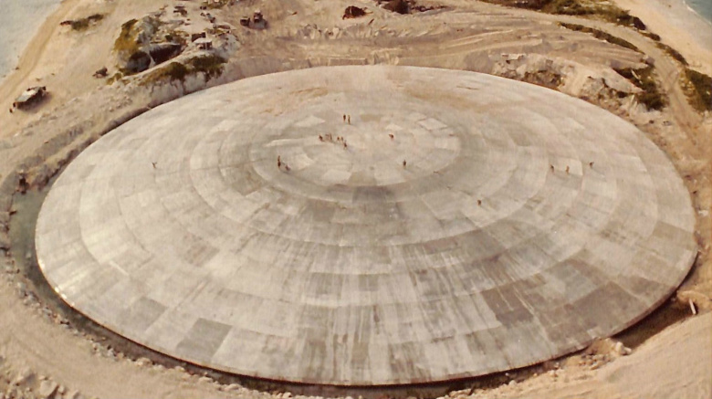 Захоронение радиоактивных отходов под бетонным куполом, устроенное Соединенными Штатами в кратере на острове Рунит, Маршалловы острова, после ядерного испытания в мае 1958 года.  Фото: wikipedia.org