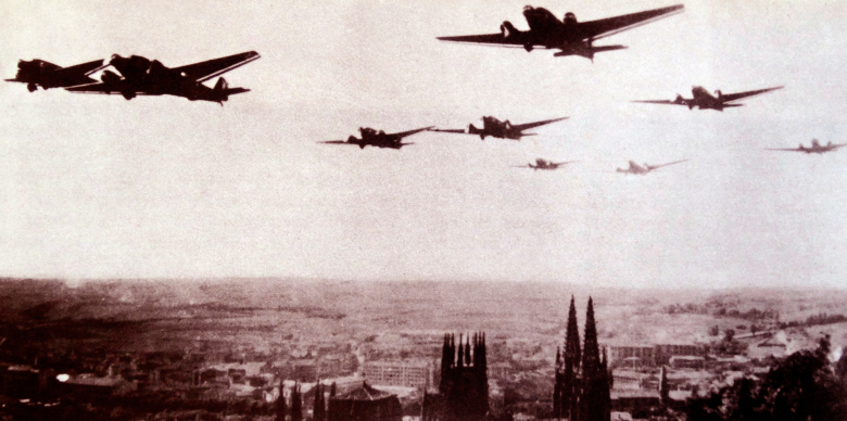 Немецкие самолеты, использовавшиеся националистами Франко, пролетают над Бургосом, Испания.