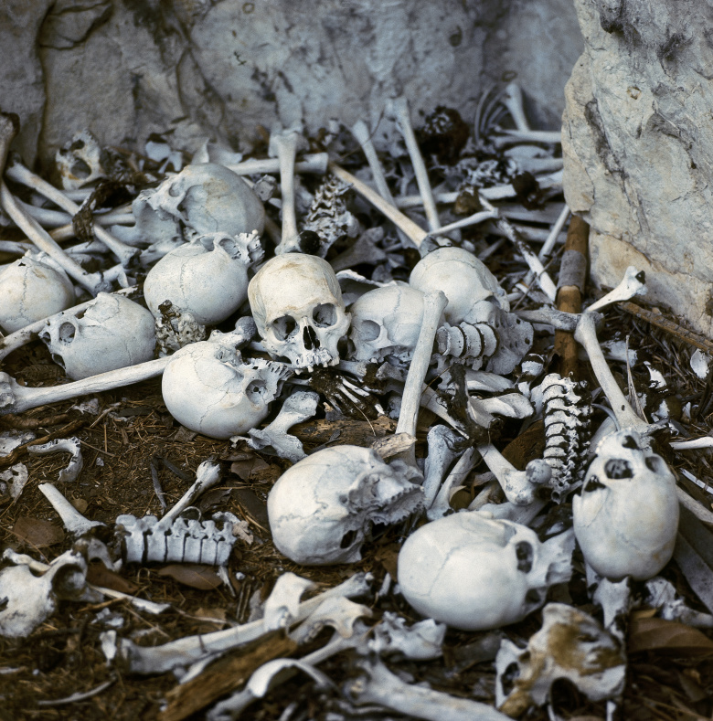 Человеческие останки на кладбище каннибалов в Новой Британии, Микронезия.