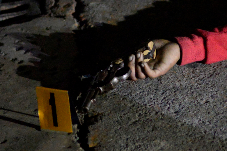 Тело убитого во время вооруженного столкновения с полицейскими в Маниле