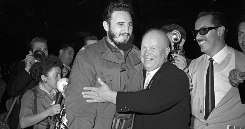 Председатель Совета Министров СССР Никита Хрущев и премьер-министр Республики Куба Фидель Кастро Рус (слева) во время встречи на ХV сессии Генеральной Ассамблеи Организации Объединенных Наций (ООН).