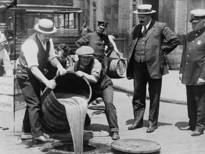 Ликвидация алкоголя во время сухого закона. Фото: wikipedia.org