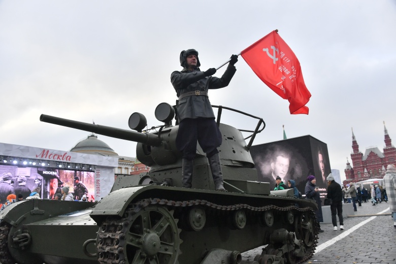 Участник ретро-парада на Красной площади в Москве