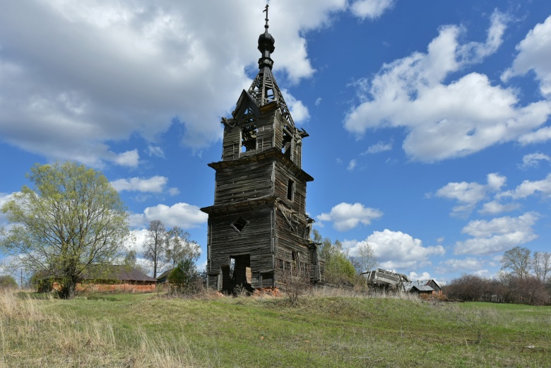 Колокольня Крестовоздвиженской церкви в селе Окишино. Построена в 1904-1910 годах, разрушена 15 декабря 2020. На заднем плане видны остатки храма. Фото сделано в мае 2019 года