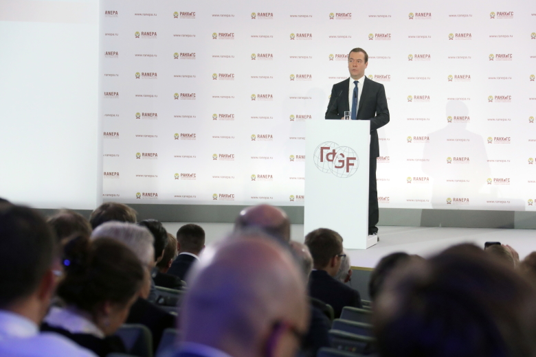 Дмитрий Медведев на пленарной дискуссии «Цели и ценности». Фото: Антон Новодережкин / ТАСС