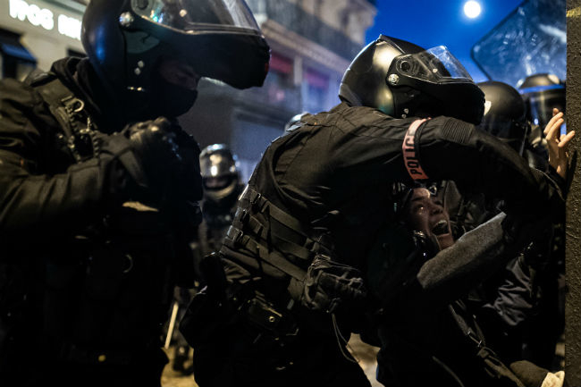 Полицейский задерживает участника акции. Фото: Alexis Sciard/IP3 / ZUMA Press / TASS