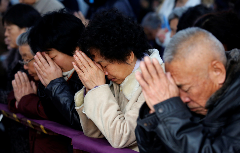 Месса в католической церкви Тяньцзиня. Фото: Kim Kyung Hoon / Reuters