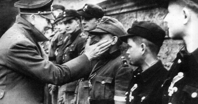 Не всех утащил за собой: Гитлер награждает "железными крестами" детей-солдат из "Гитлерюгенд" (Рейхсканцелярия, весна 1945). Мальчика, которого фюрер похлопывает по щеке, зовут Вилли Хубнер, здесь ему 15 лет, он смог уцелеть в последние дни войны и дожил до 2010 года
