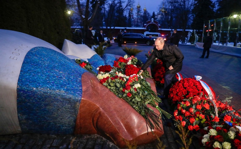 Владимир Путин у могилы первого президента России Бориса Ельцина
