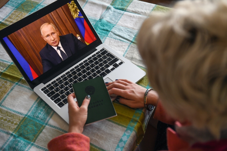 Трансляция обращения президента РФ Владимира Путина к гражданам России. Фото: РИА Новости