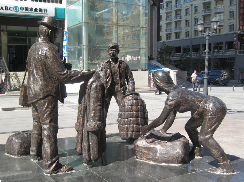 Памятник участникам челночной торговли в китайском приграничном городе Манчжурия