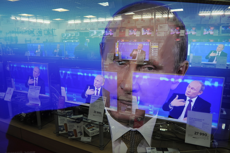 Во время прямой трансляции телепрограммы "Прямая линия" с президентом Владимиром Путиным". Фото: Дмитрий Рогулин / ИТАР-ТАСС