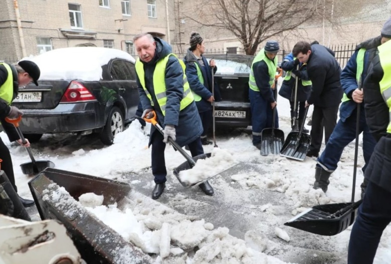 Губернатор Петербурга Александр Беглов убирает снег на субботнике