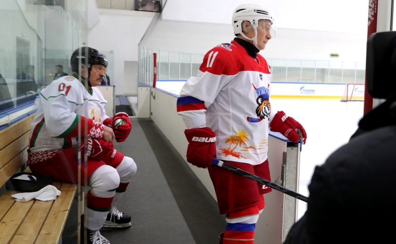 Александр Лукашенко и Владимир Путин во время хоккейного матча