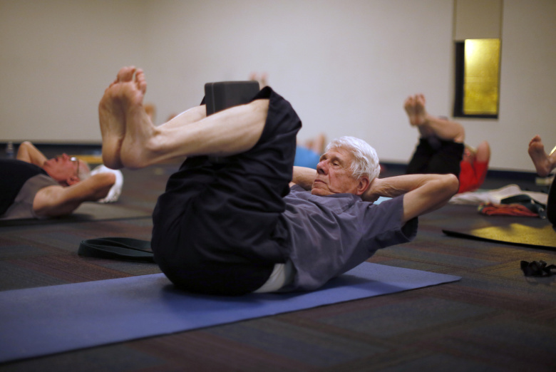 Пенсионеры на занятиях йоги. Аризона, США. Фото: Lucy Nicholson / Reuters