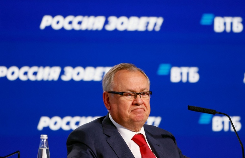 Глава ВТБ Андрей Костин на пленарном заседании инвестиционного форума ВТБ «Россия зовёт!» в Москве, 2 декабря 2025 года.