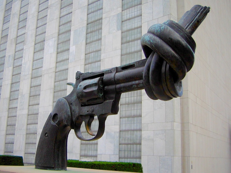 Скульптура у здания ООН в Нью-Йорке