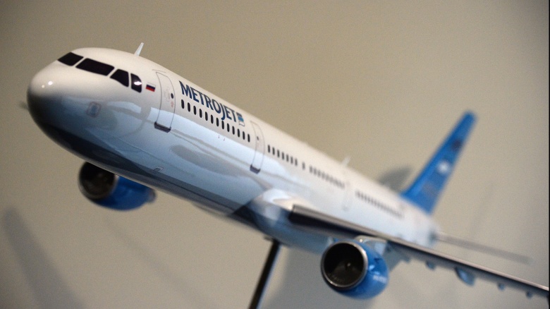 Модель самолета на пресс-конференции с представителями авиакомпании «Когалымавиа».
