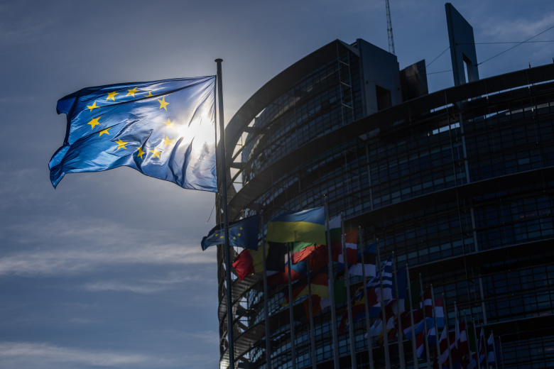 Флаги ЕС перед зданием Европарламента