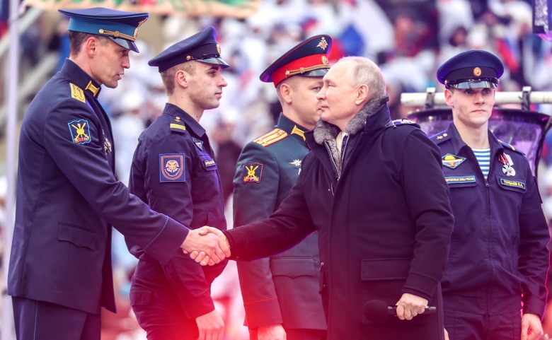 Владимир Путин пожимает руки участникам «спецоперации»