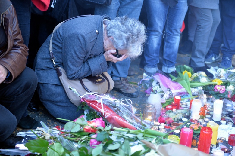 Женщина плачет перед концертным залом «Батаклан» после терактов 15 ноября 2015 года. Париж, Франция