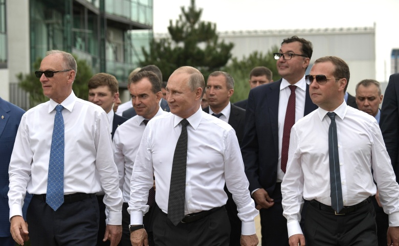 Николай Патрушев, Владимир Путин и Дмитрий Медведев во время посещения спортивно-оздоровительного центра «Волей Град», Анапа, 2019 год