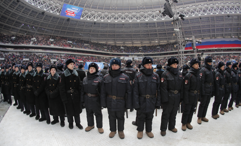 Оцепление во время выступления Владимира Путина в «Лужниках». Фото: Maxim Shemetov / Reuters