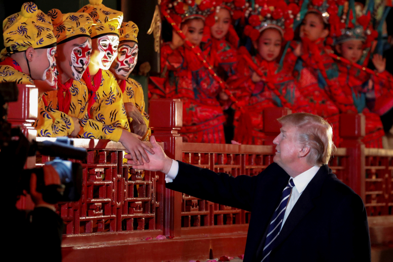 Дональд Трамп во время визита в Китай. Фото: Jonathan Ernst / Reuters