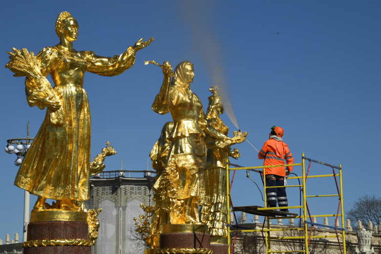Весна 2022 года, Москва. На ВДНХ моют фонтан "Дружба народов"
